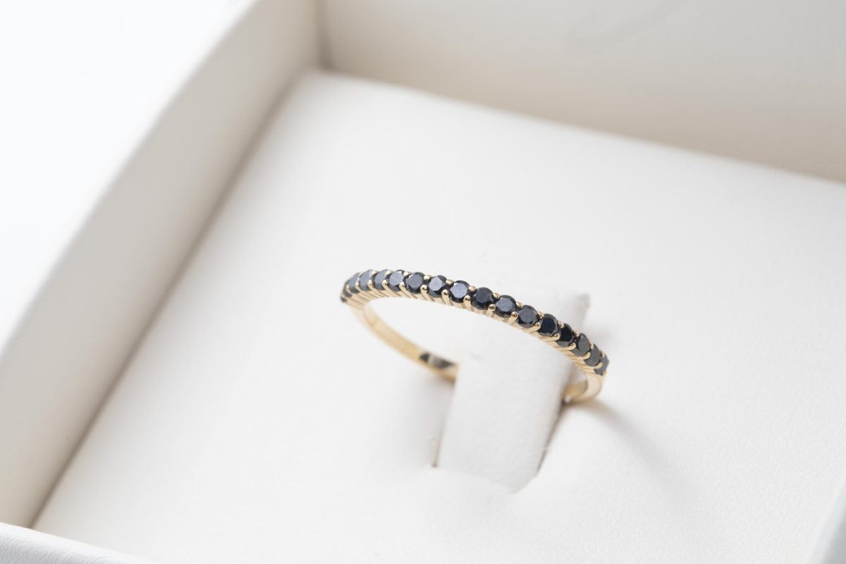 Anillo medio rivier con diamantres negros