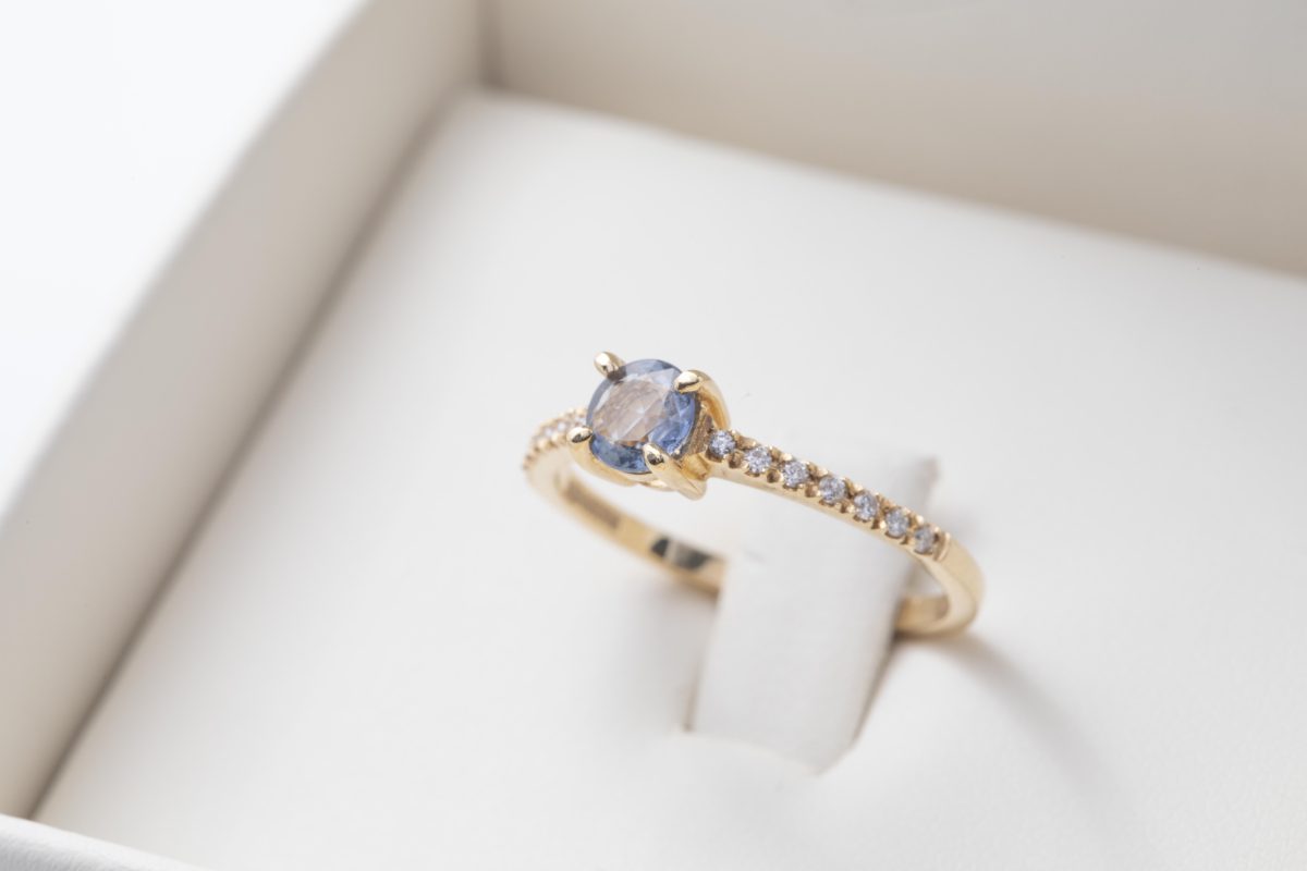 Anillo con un zafiro y diamantes