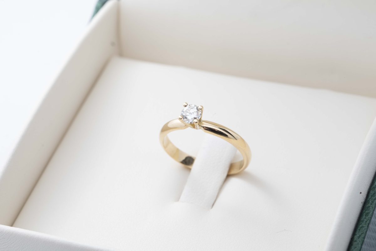 Anillo de compromiso en oro amarillo