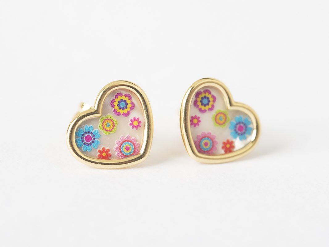 Aretes de corazones con color