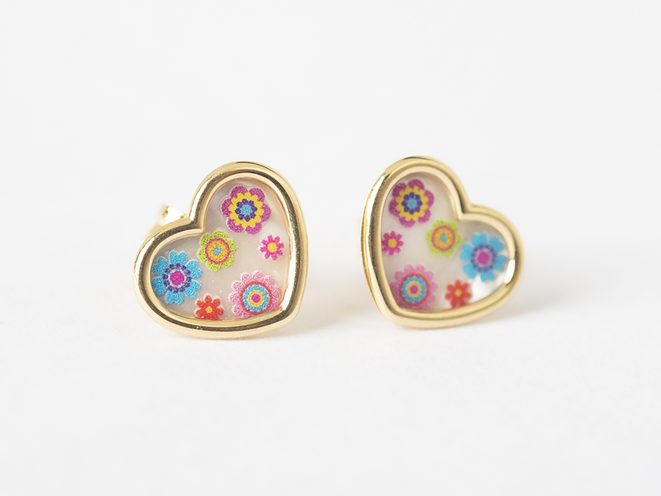 Aretes de corazones con color