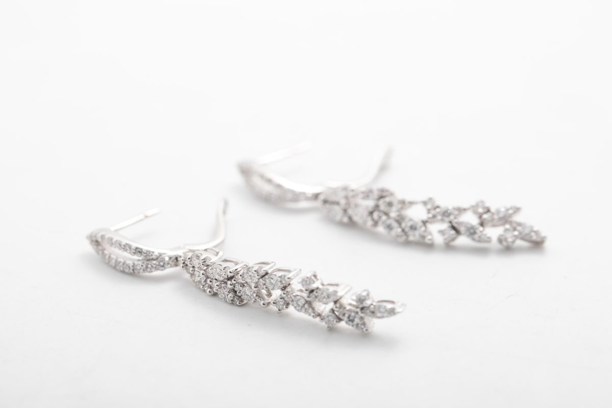 Aretes colgantes con diamantes