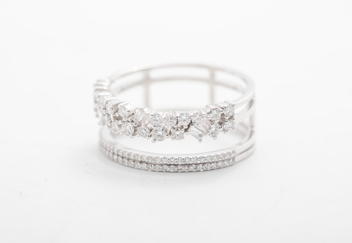 Anillo con diamantes en oro blanco