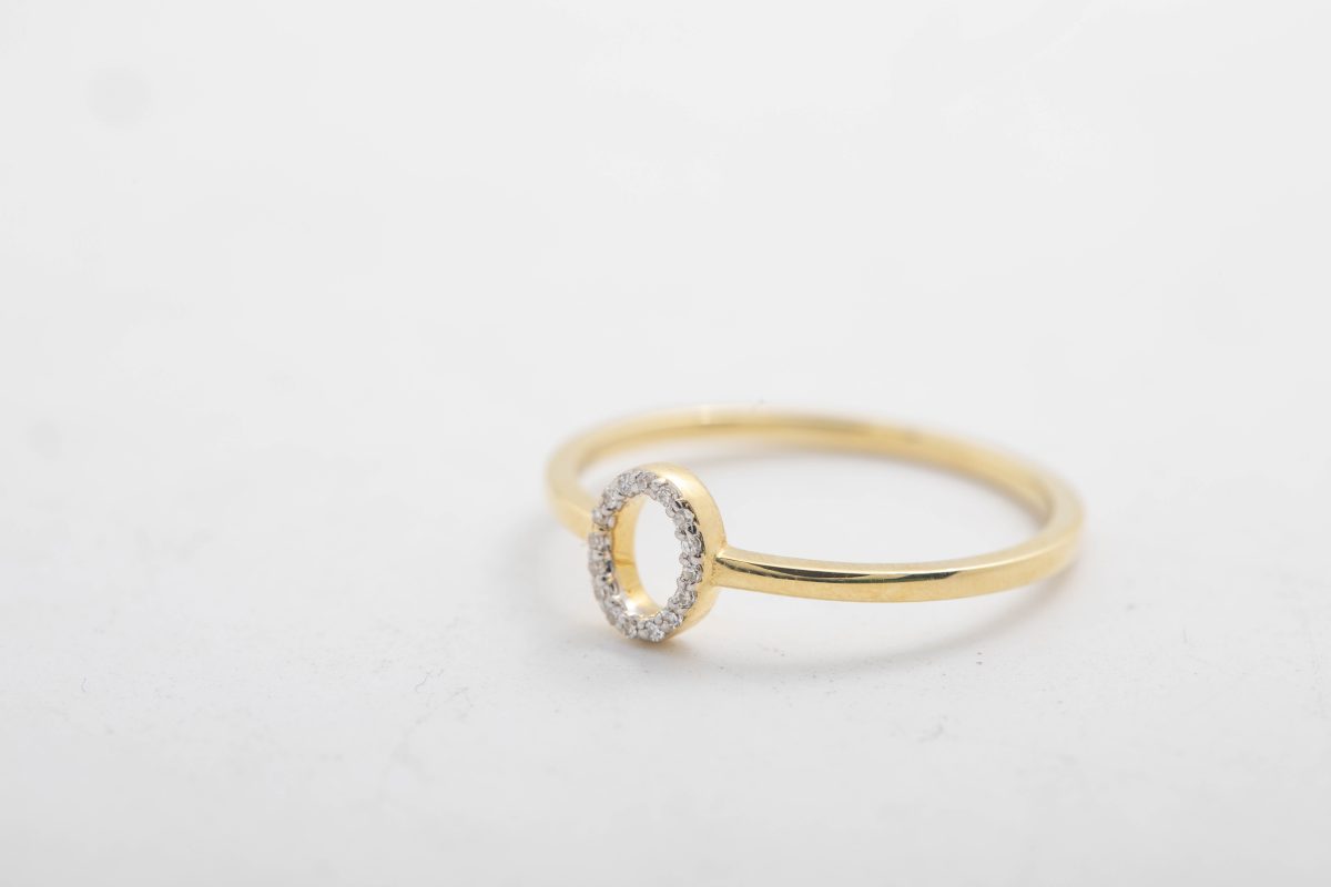 Anillo oval con diamantes