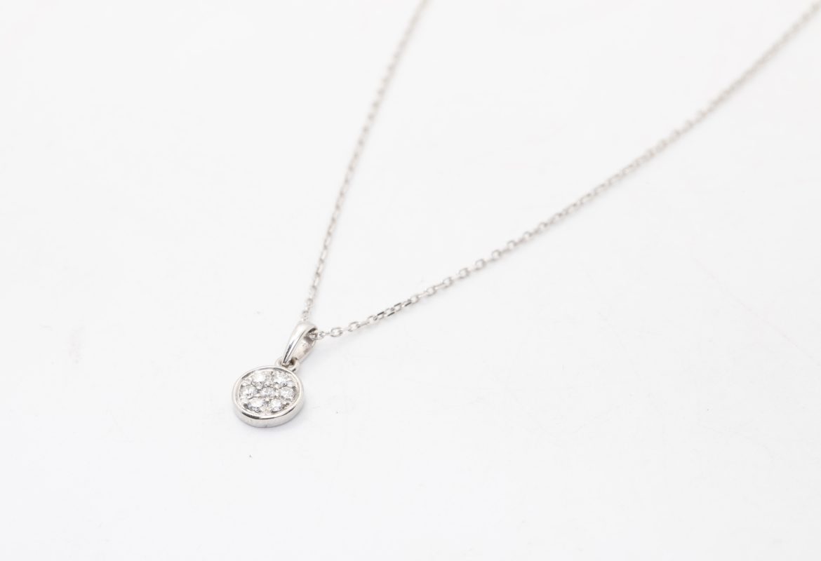 Collar con dije de diamantes