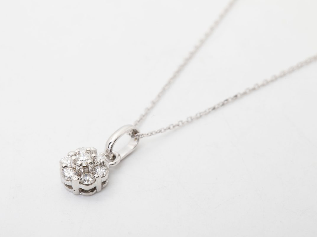 Collar roseta con diamantes
