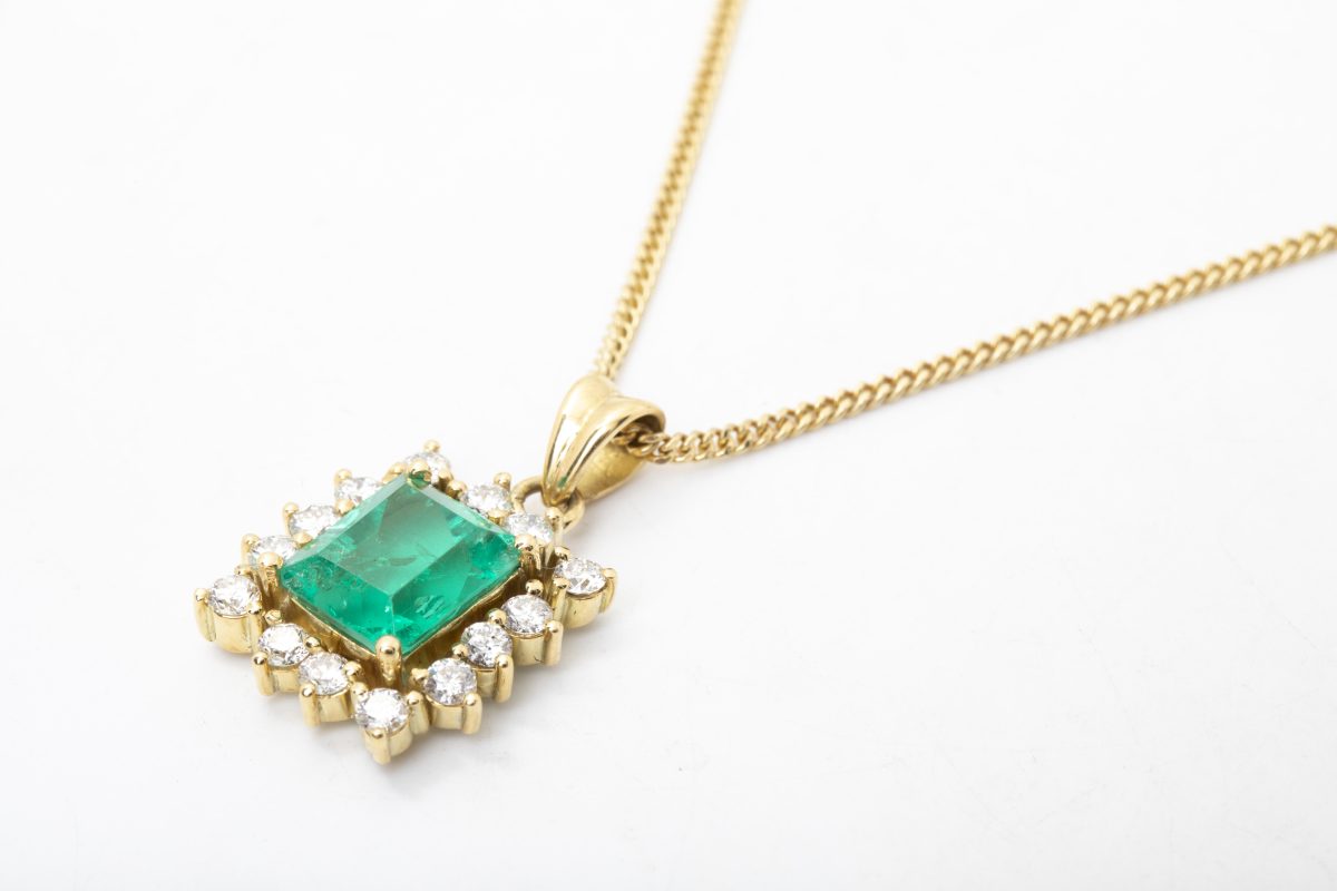 CADENA CON DIJE DE BRILLANTES Y ESMERALDA