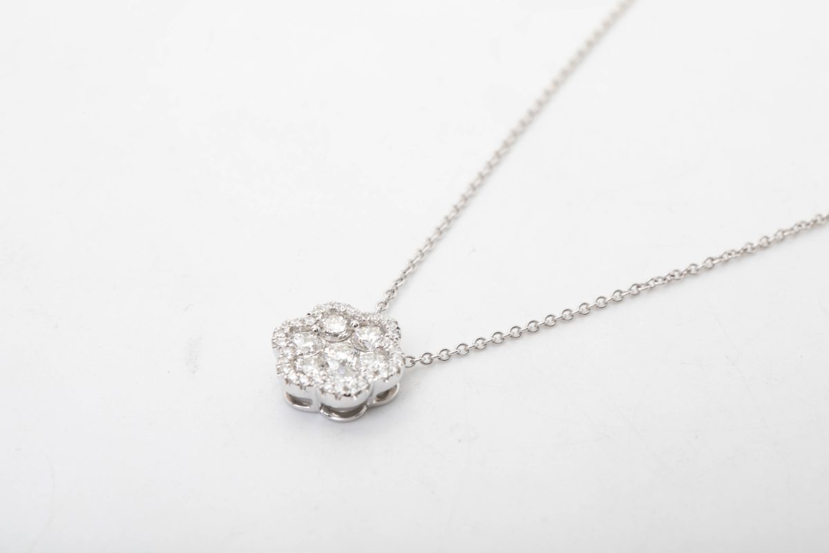 Collar con flor de diamantes
