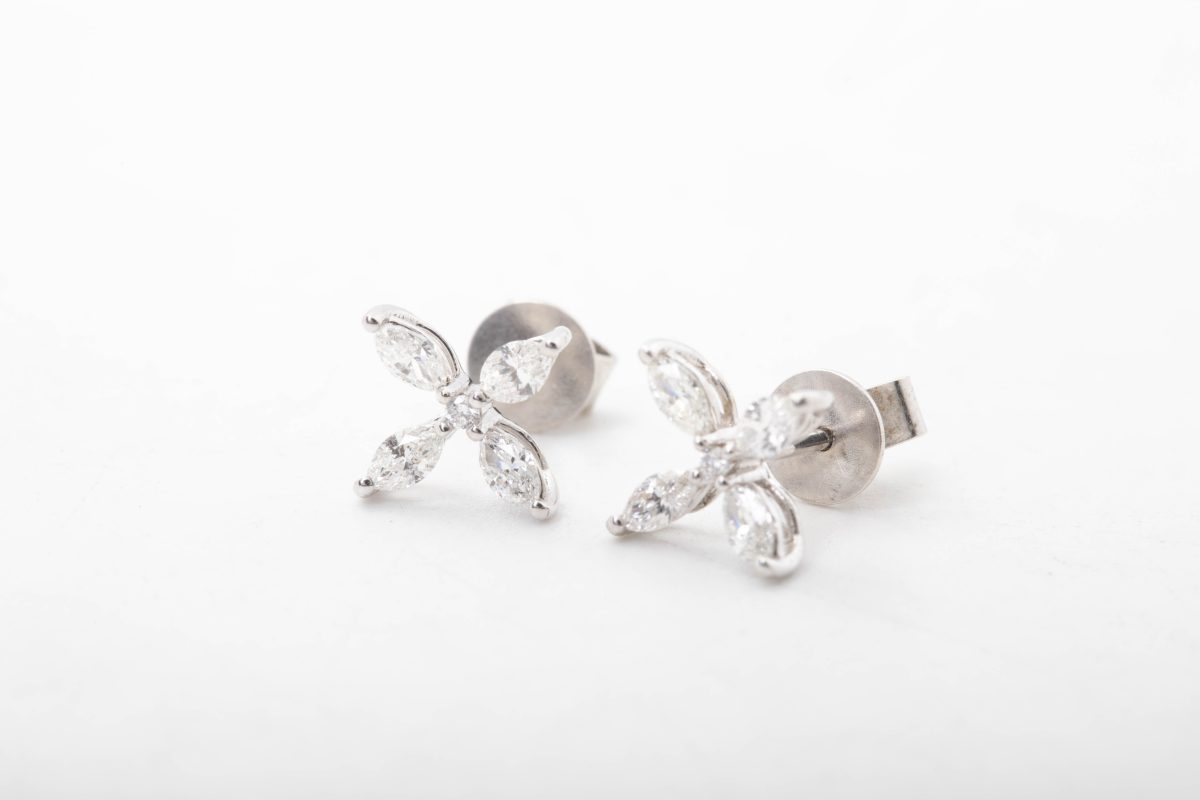Aretes flor con diamantes