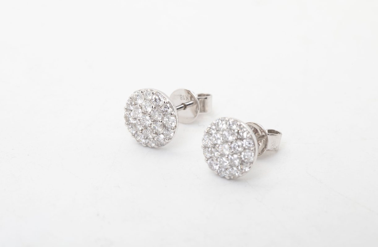 Aretes redondos con diamantes