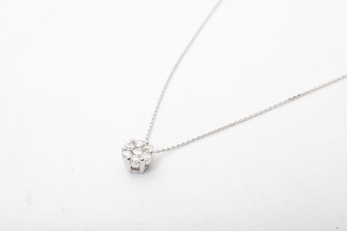Collar con diamantes