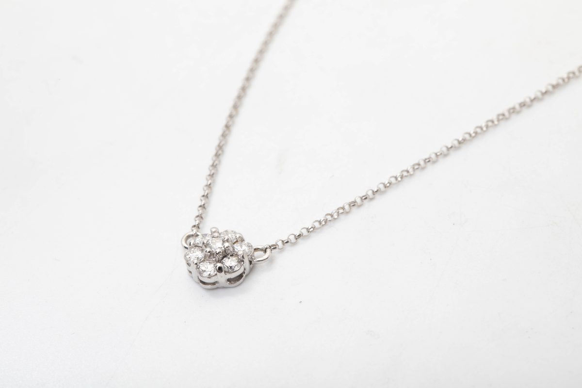 Collar con diamantes en oro blanco