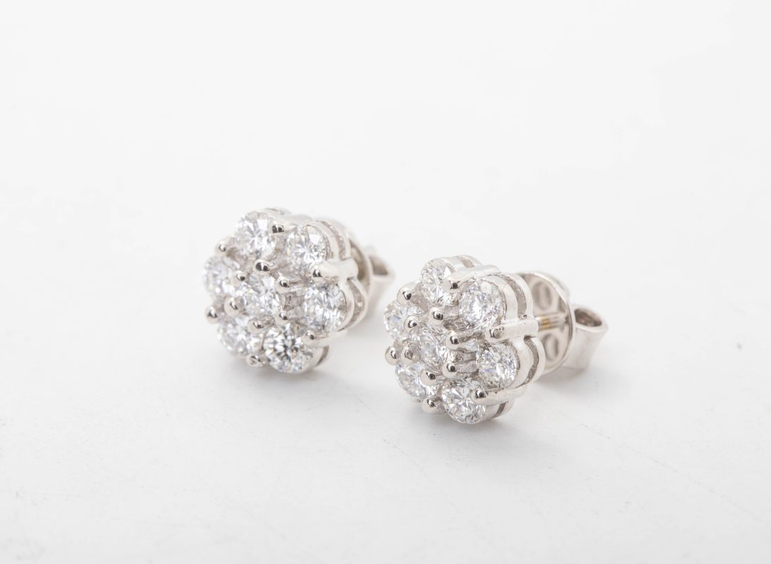 Aretes roseta en oro blanco