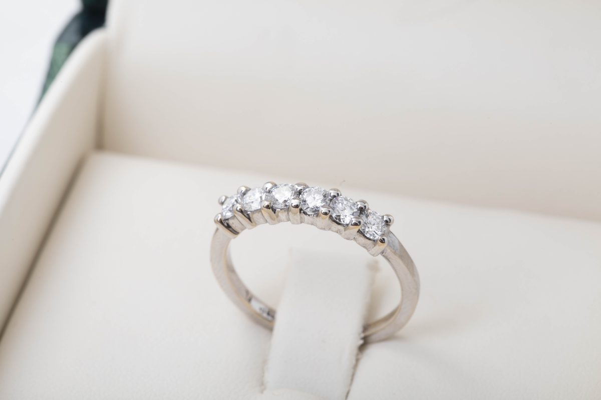 Anillo con diamantes en oro blanco