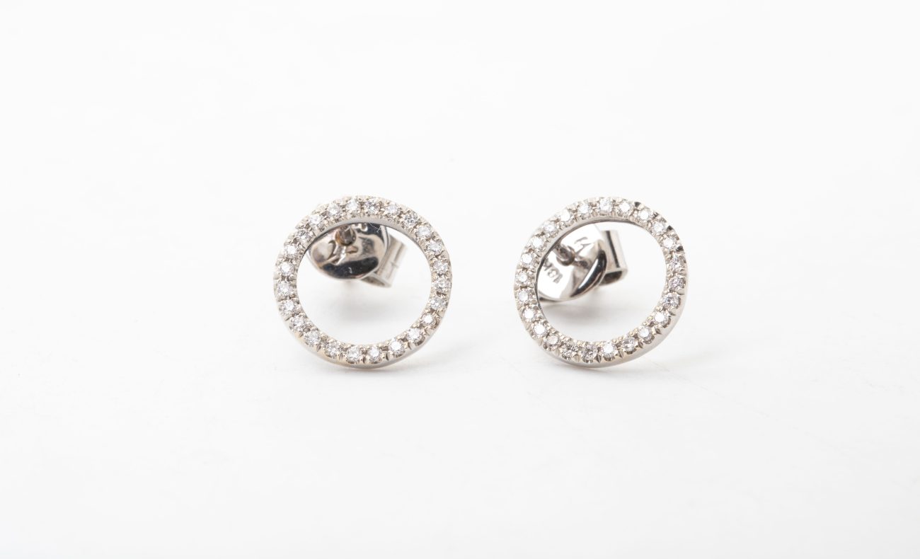 Aretes círculo con diamantes
