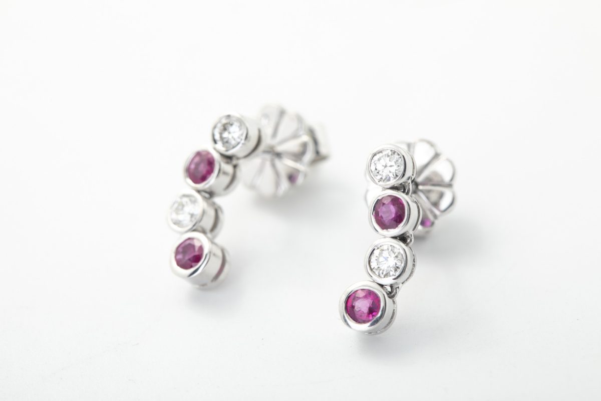 Aretes con brillantes y rubís