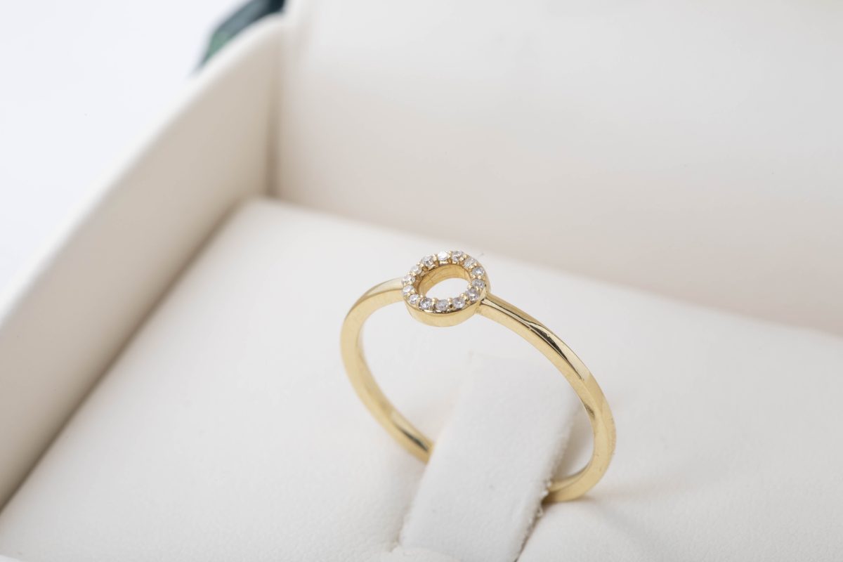 Anillo círculo con diamantes