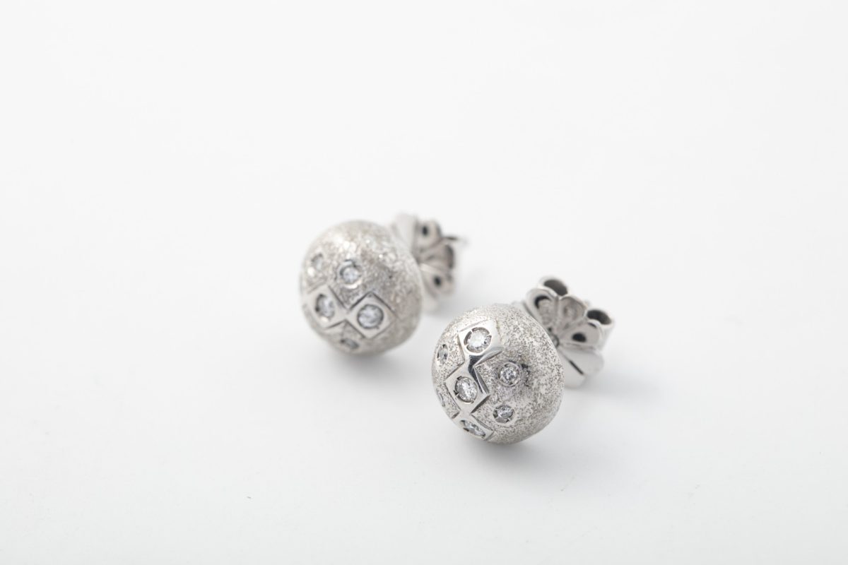 Aretes media bola en oro blanco con brillantes