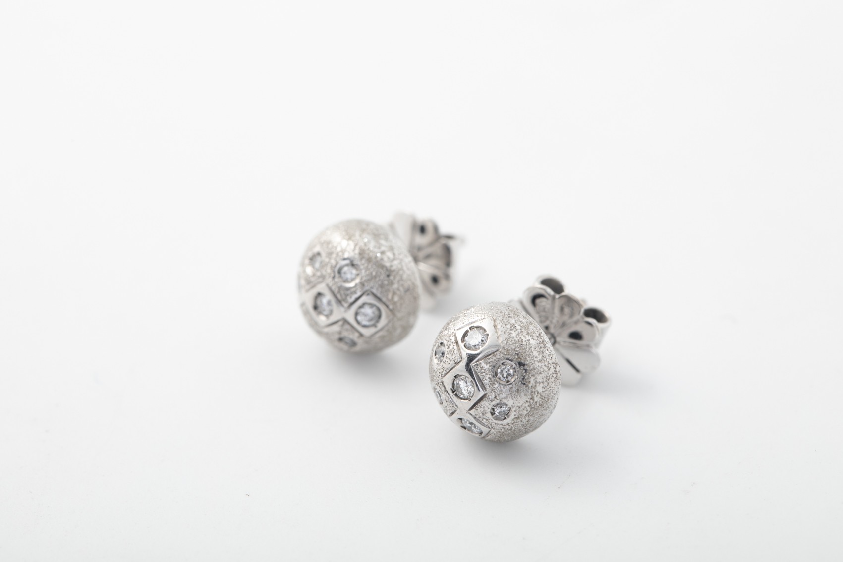 Aretes media bola en oro blanco con brillantes