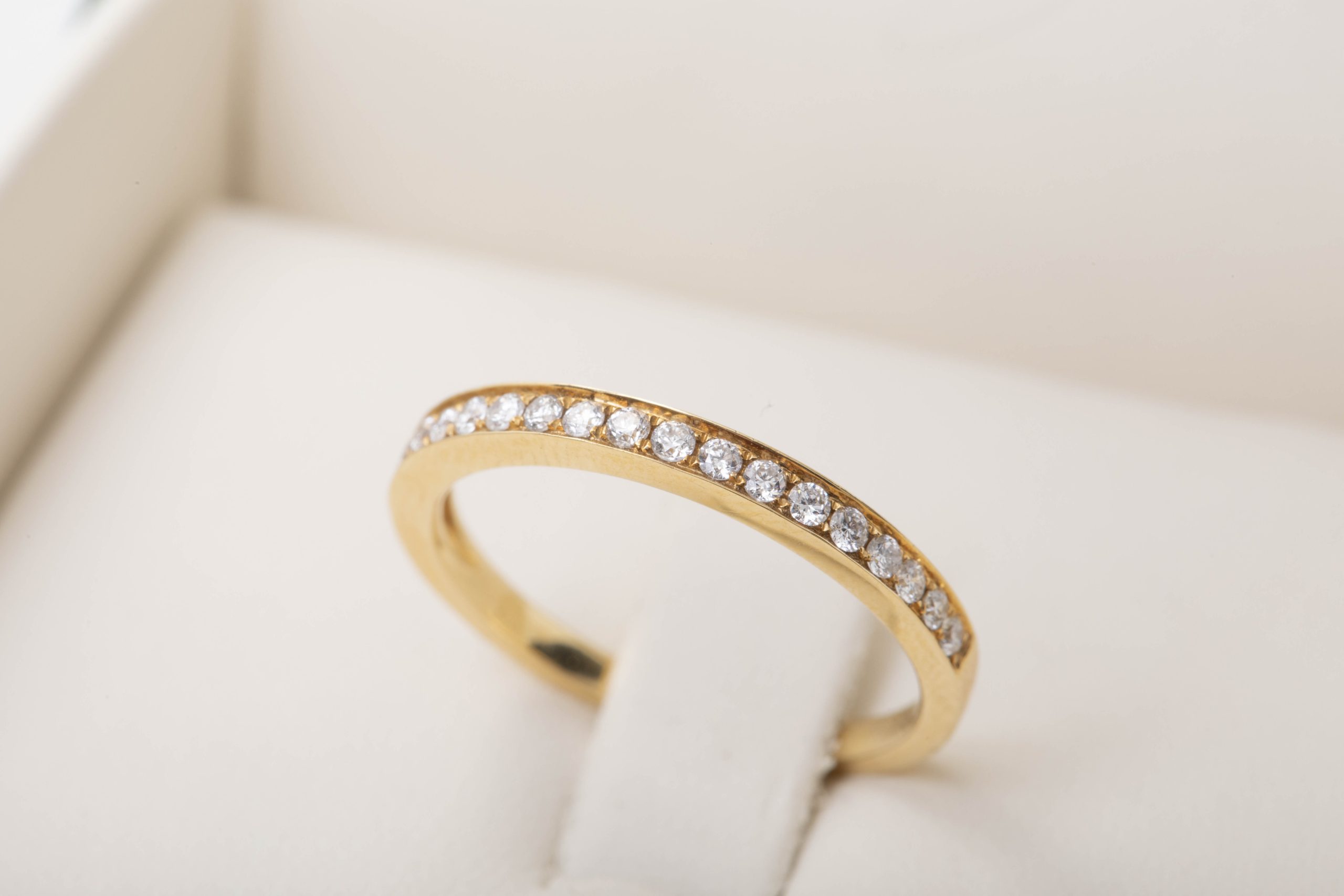 Anillo medio rivier con diamantes