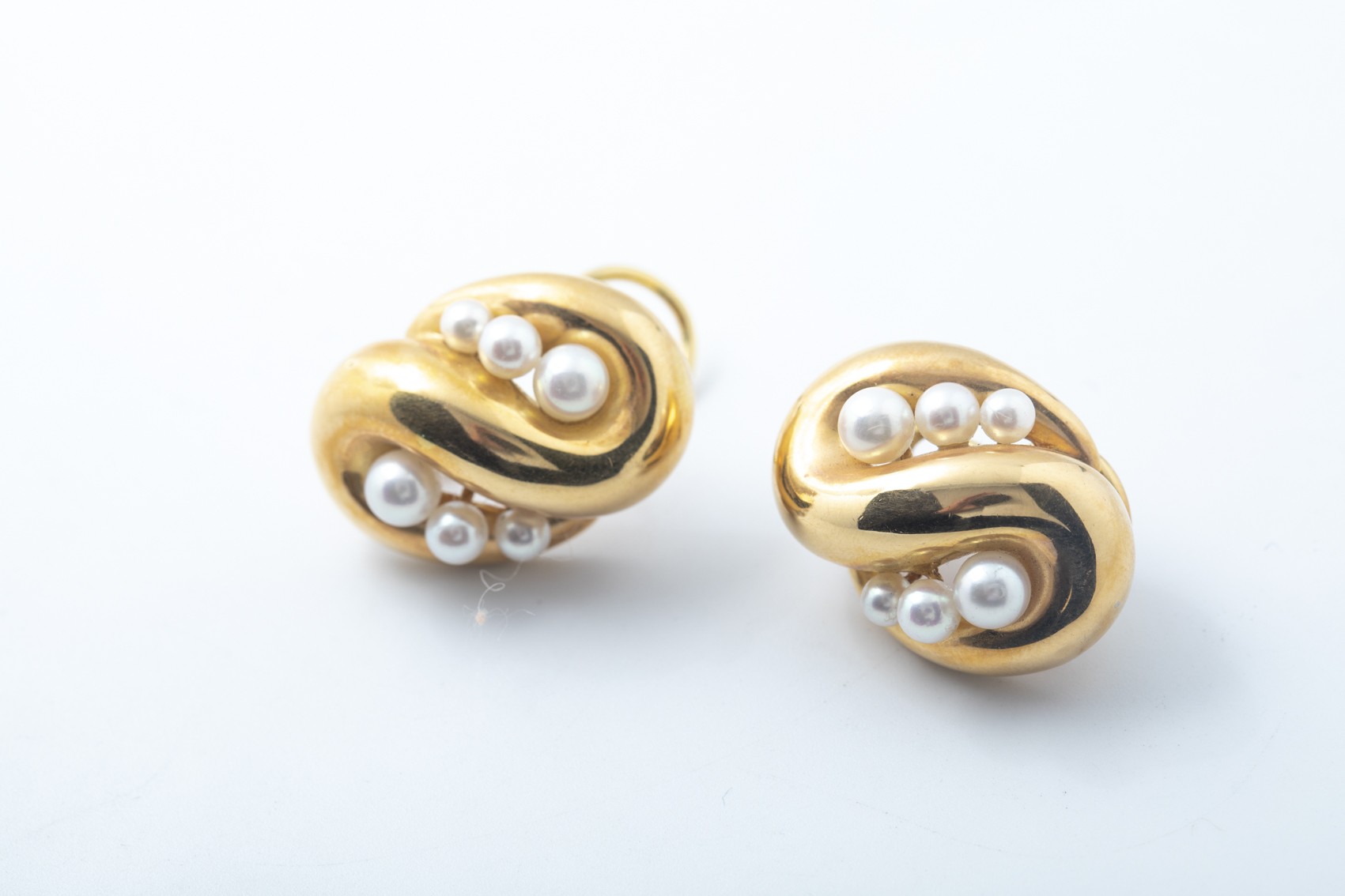 Aretes con perlas en oro amarillo