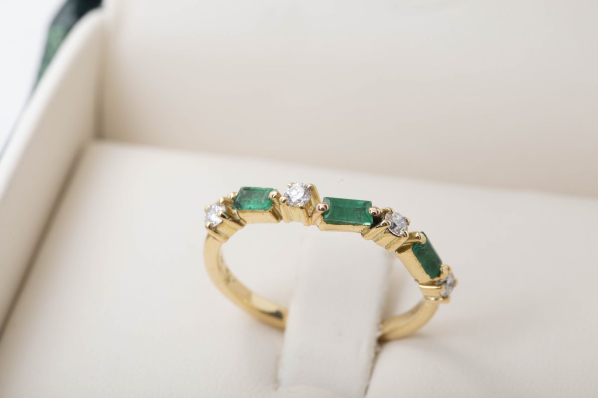 SORTIJA CON BRILLANTES Y ESMERALDA