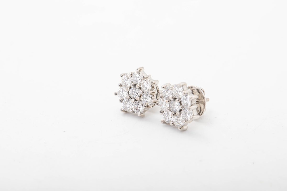Aretes roseta en oro blanco