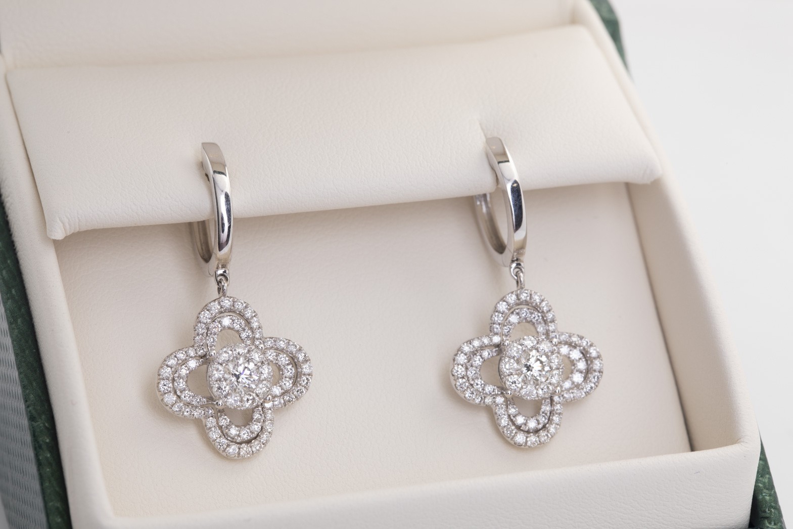 Par de aretes con brillantes