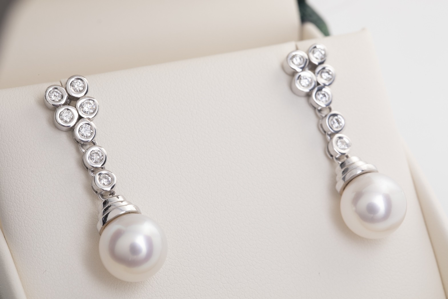 Par de aretes con brillantes y perlas