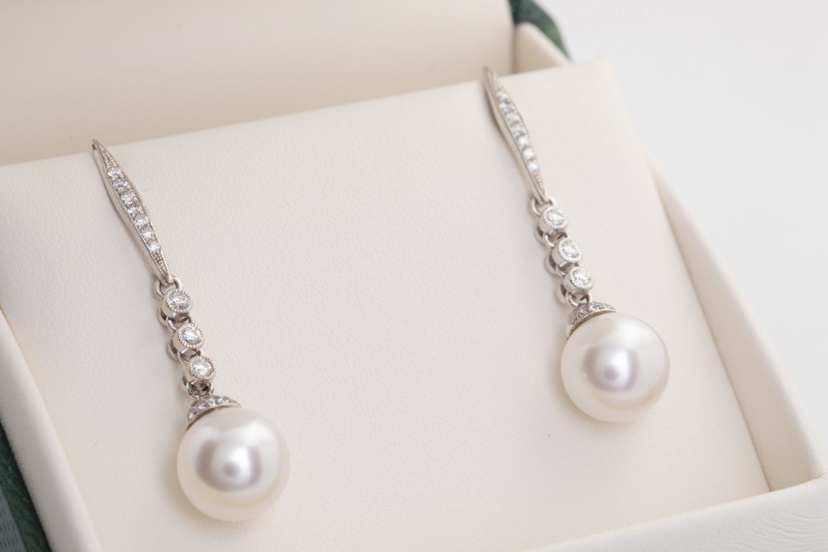 Par de aretes con brillantes y perlas