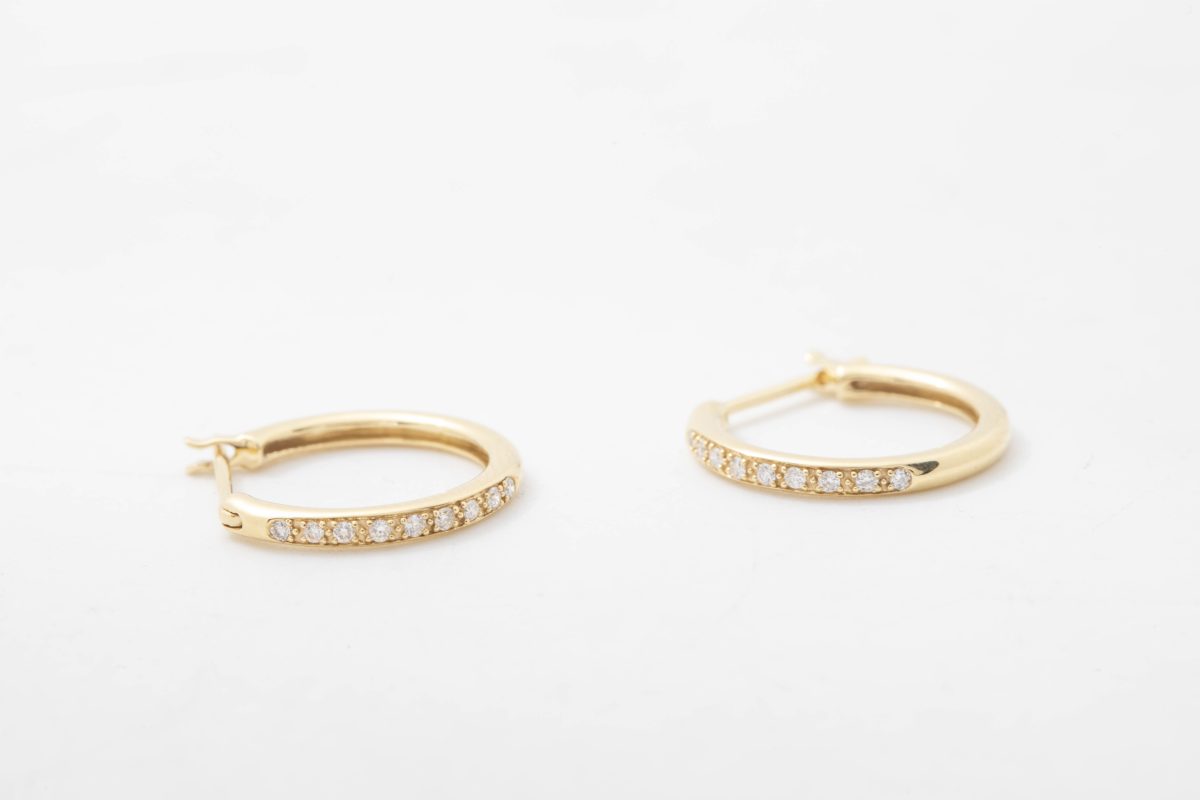 Argollas delgadas con diamantes