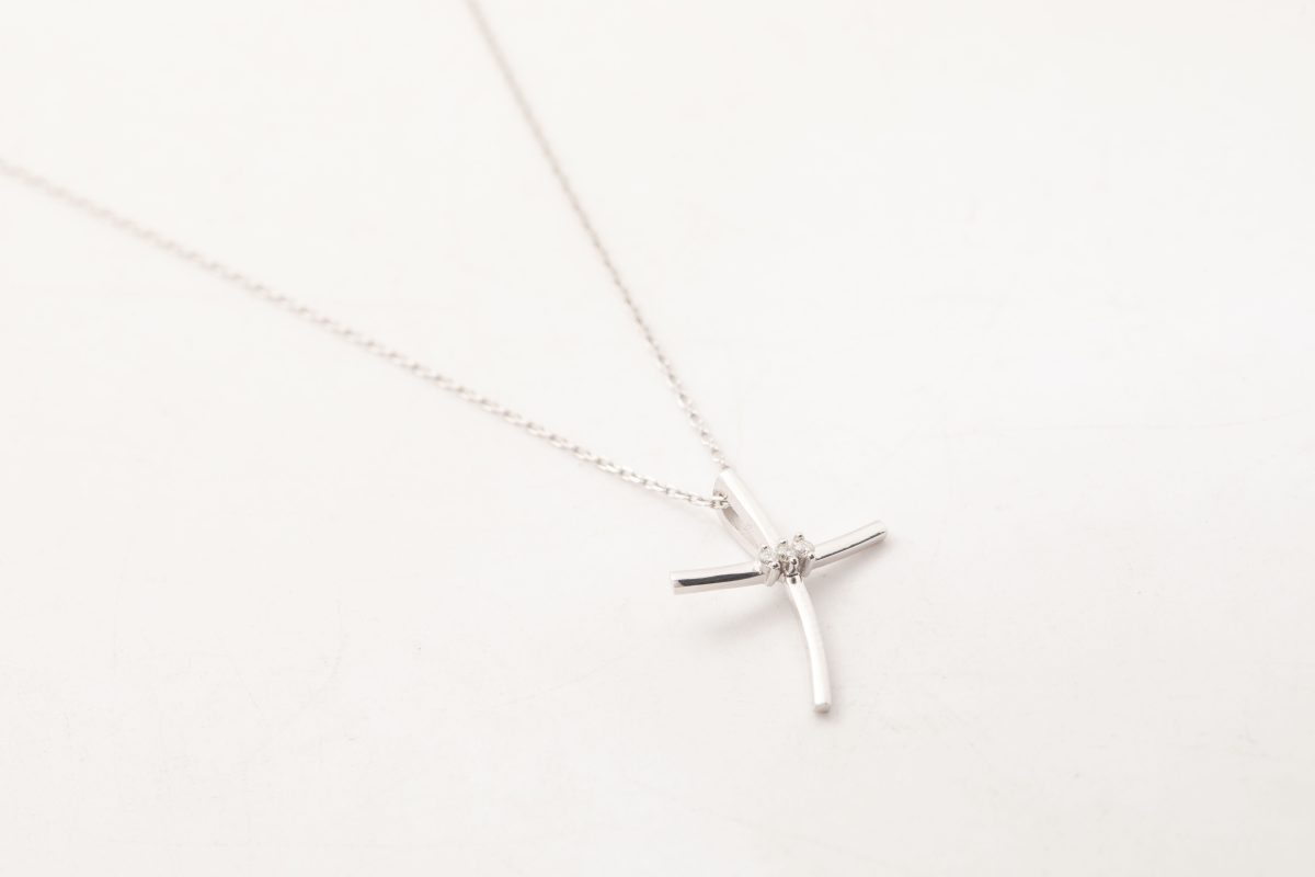 Collar cruz con diamantes