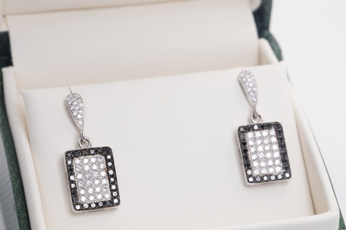 Par de aretes con brillantes blancos y negros