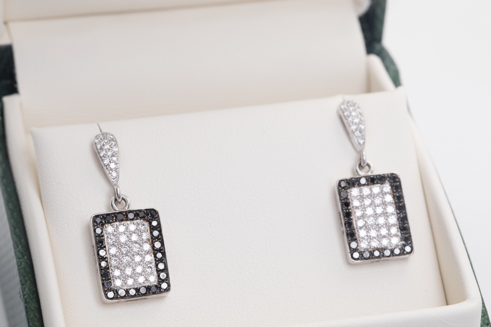 Par de aretes con brillantes blancos y negros