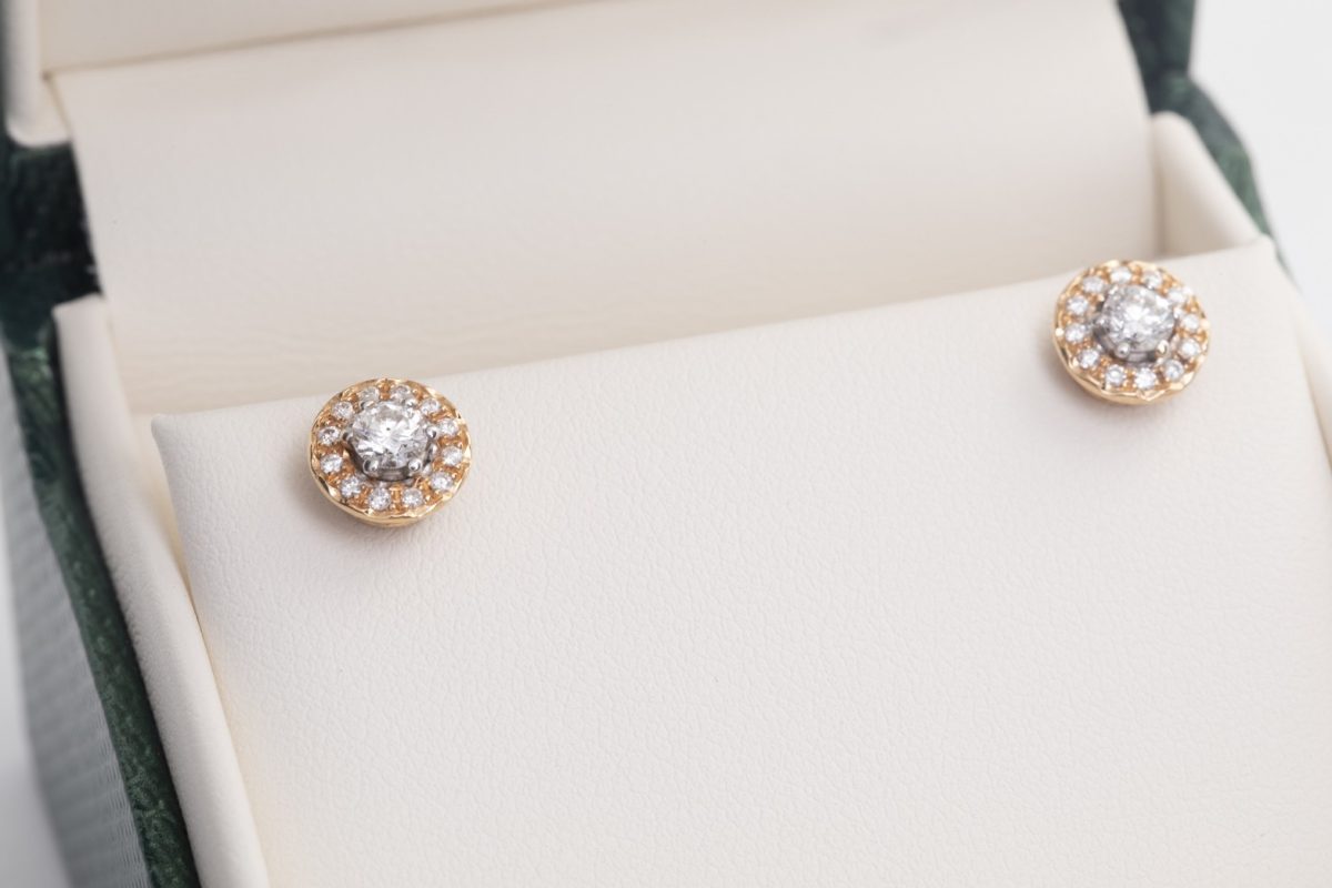 Par de aretes con brillantes