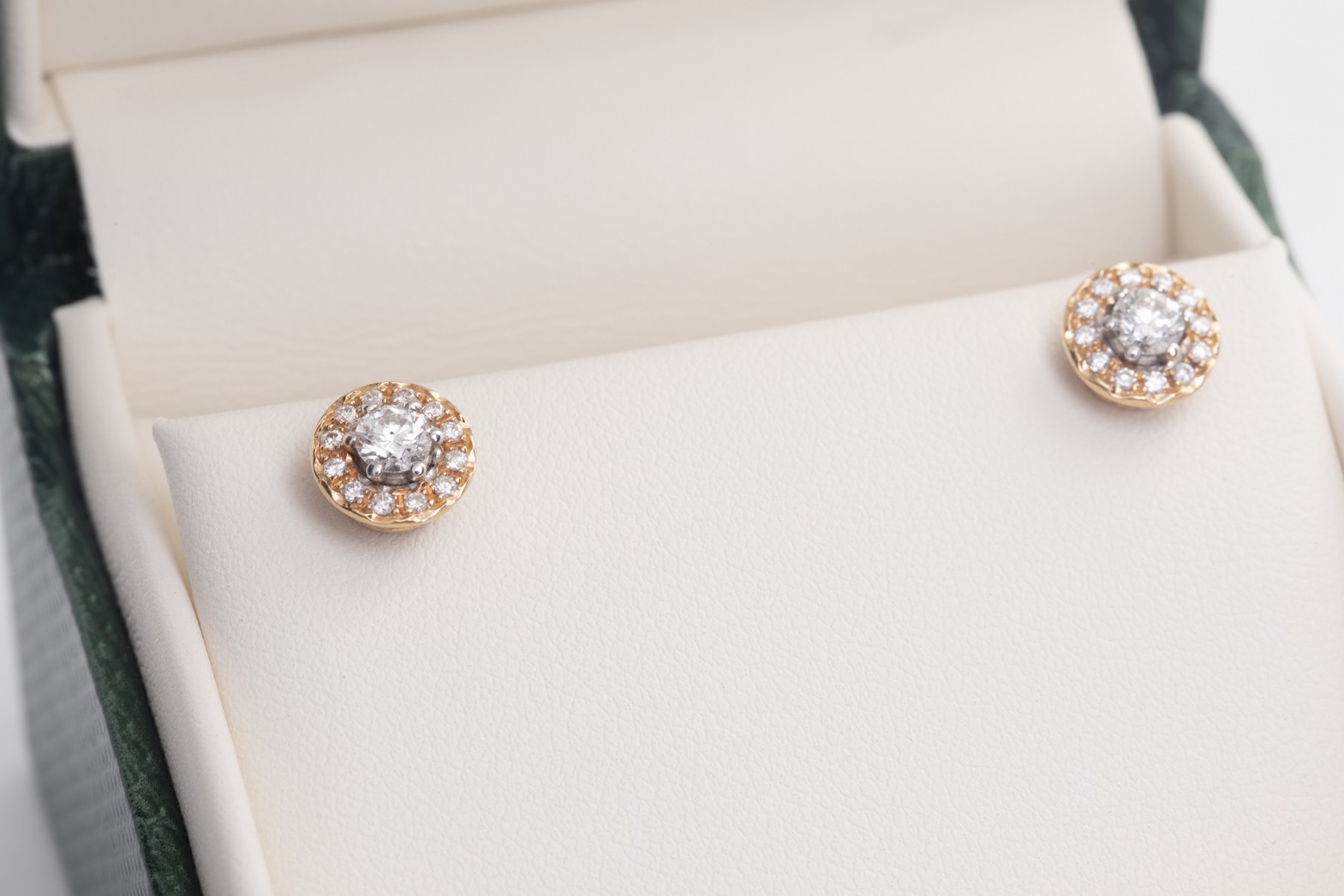 Par de aretes con brillantes