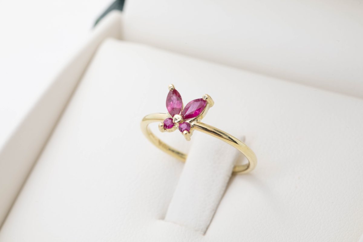 Anillo mariposa con rubís