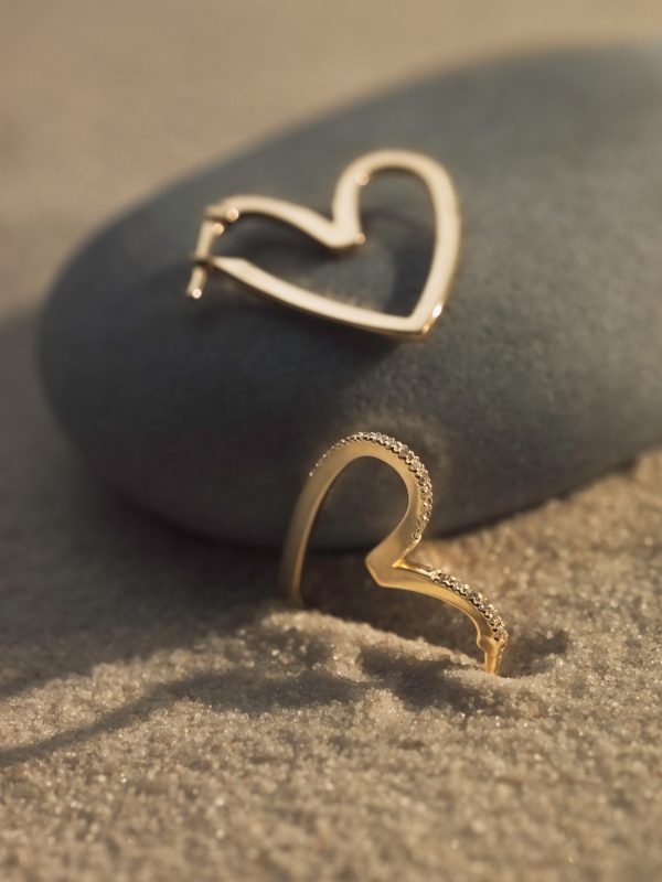 Aretes LOVE con diamantes