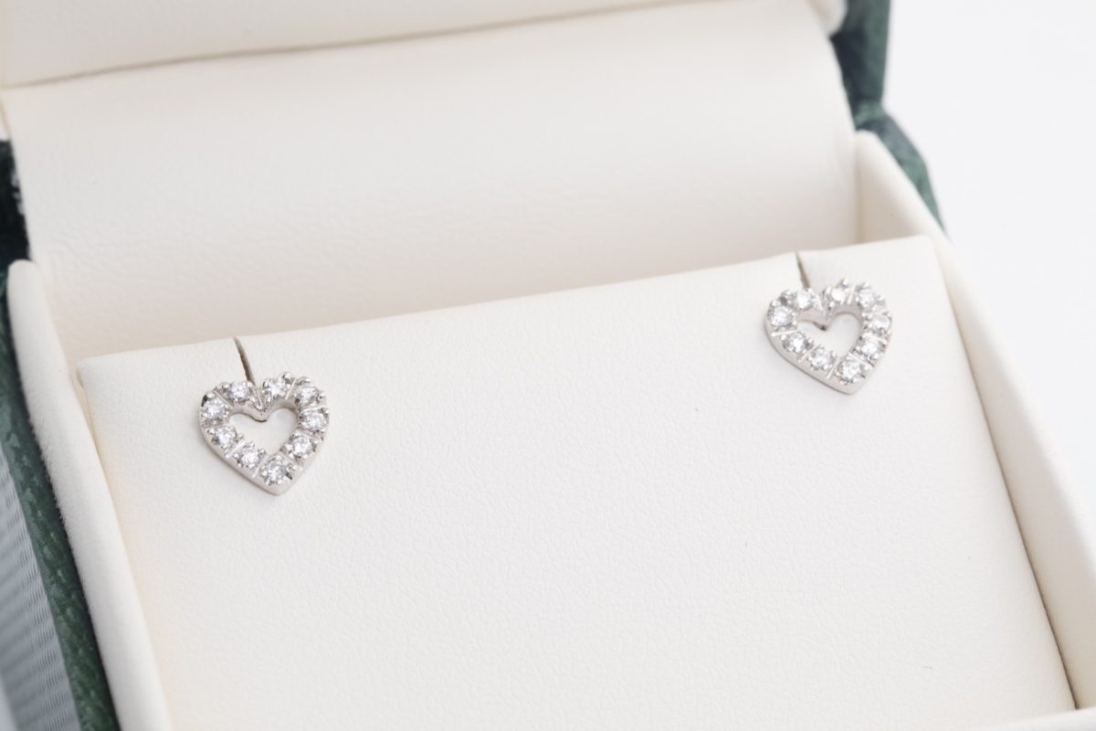 Par de aretes corazón con brillantes
