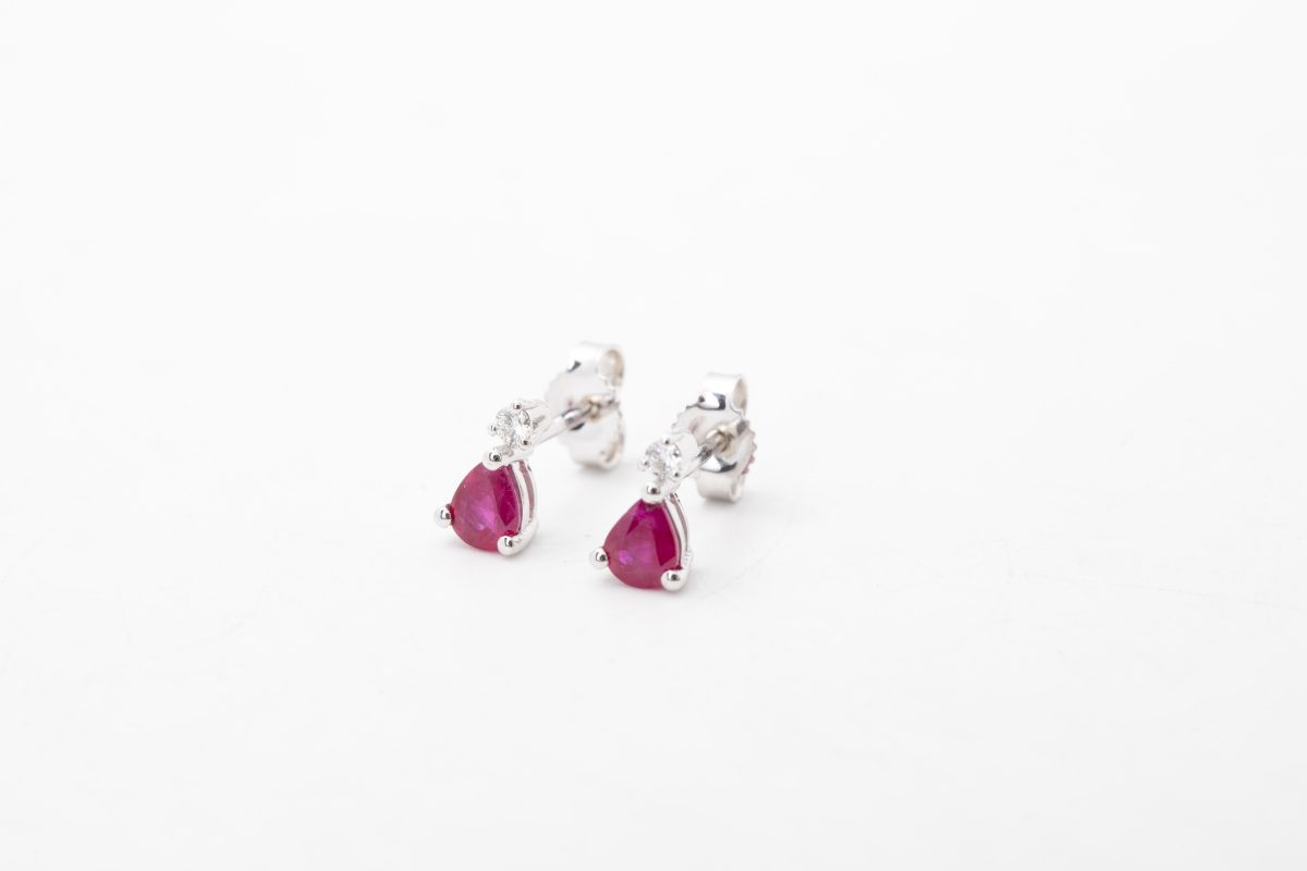 ARETES CON BRILLANTES Y RUBIES