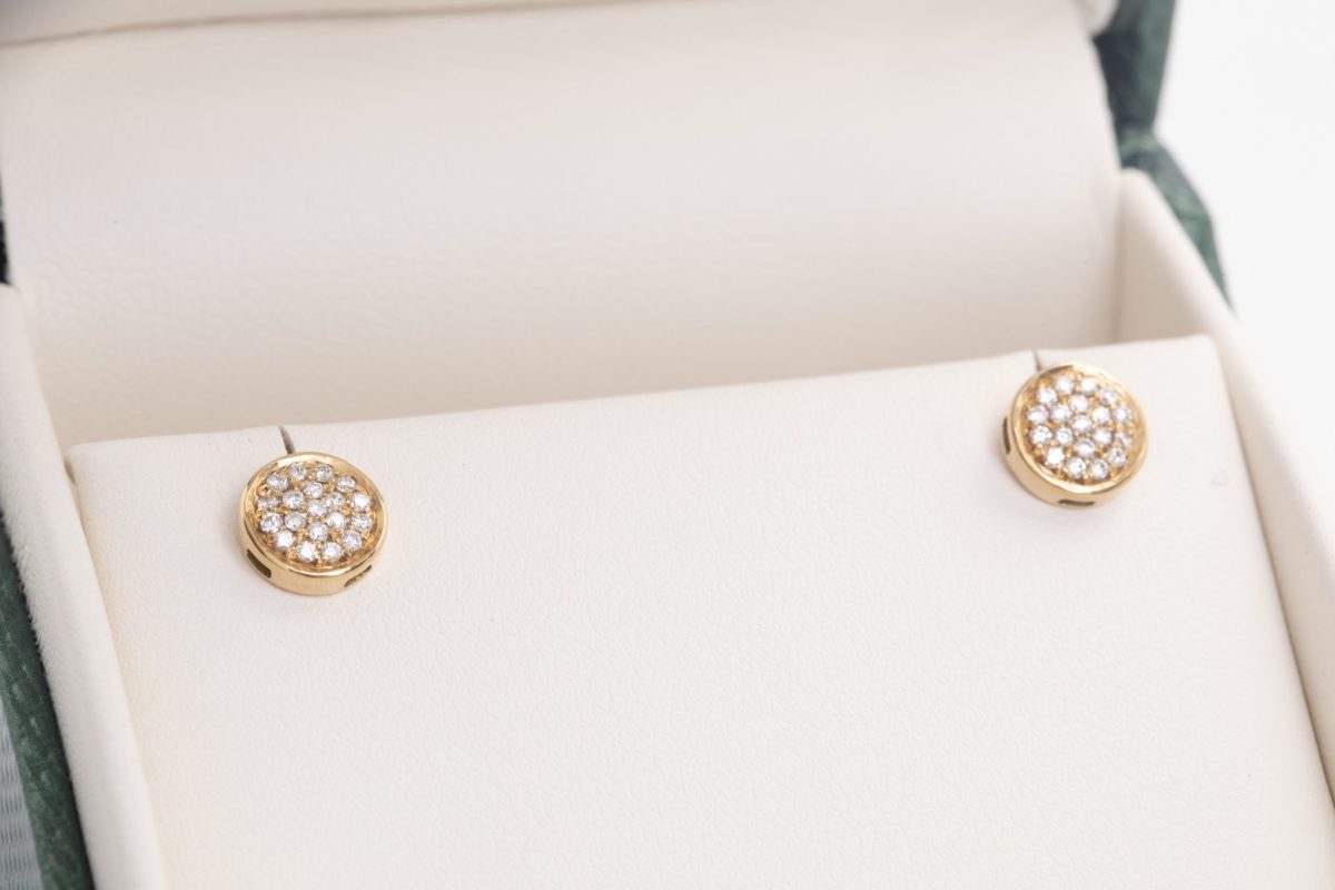 Par de aretes con brillantes