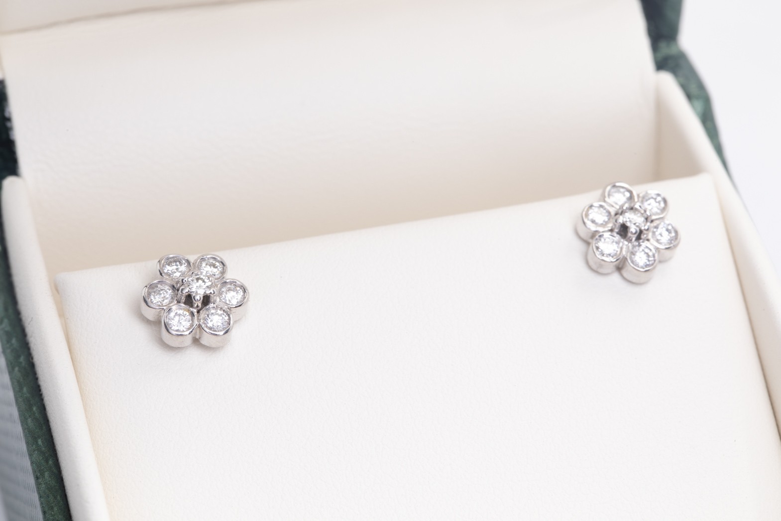 Par de aretes con brillantes