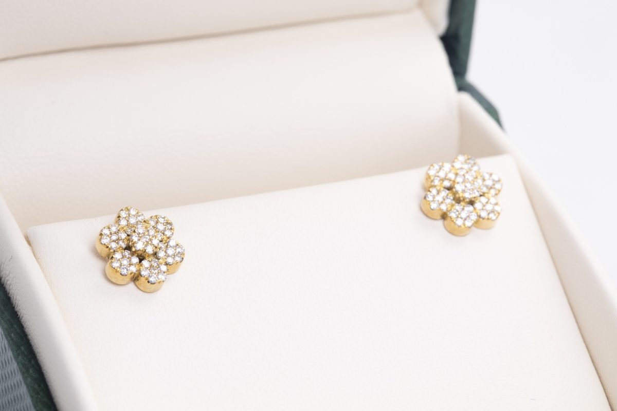 Par de aretes con brillantes
