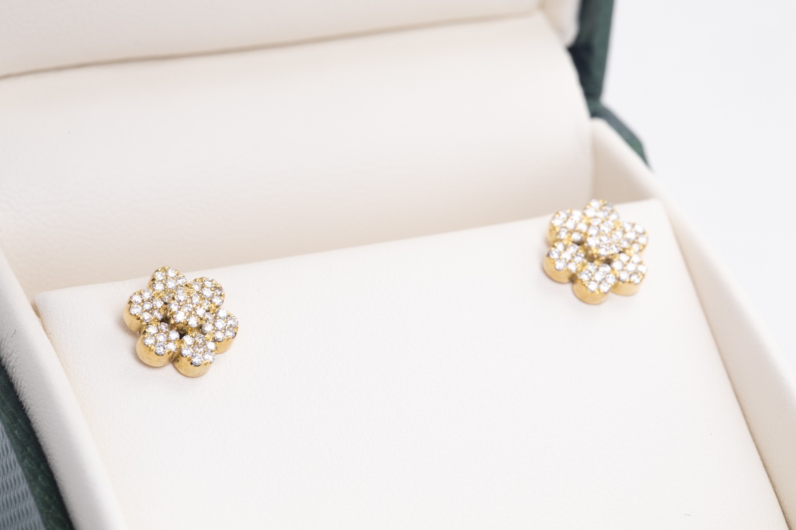 Par de aretes con brillantes