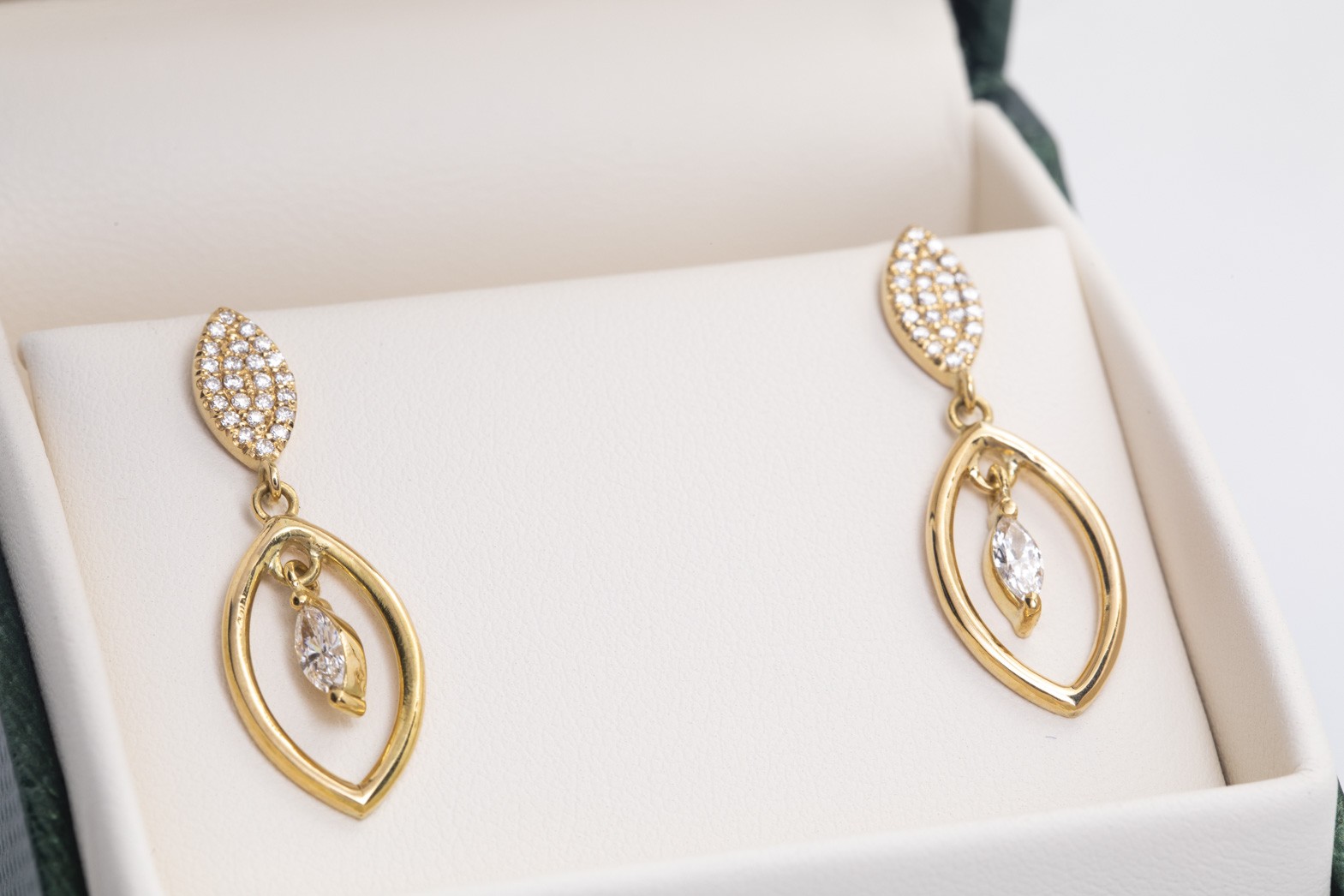 Par de aretes con brillantes