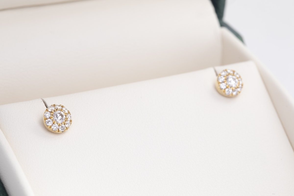 Par de aretes con brillantes