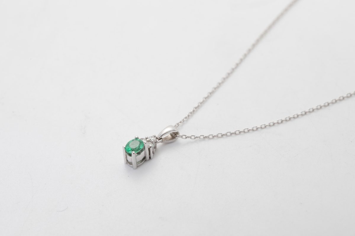 Collar con una esmeralda y diamantes