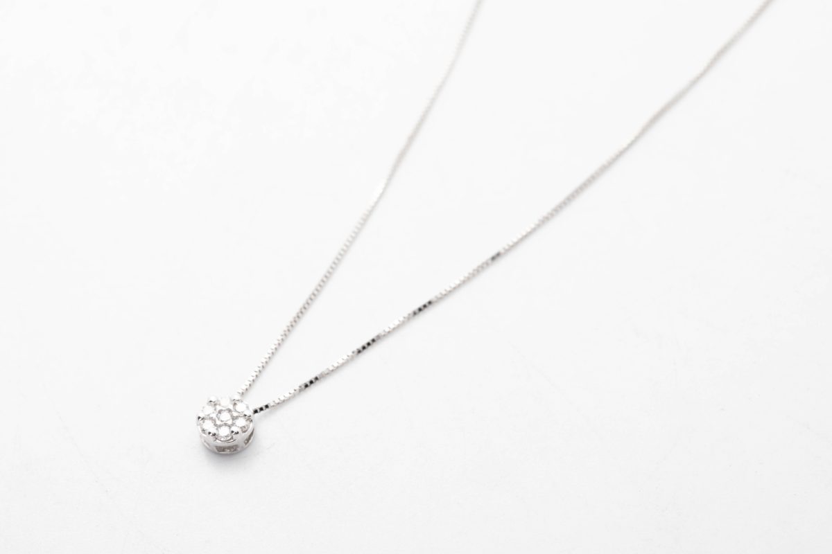 Collar con diamantes en oro blanco