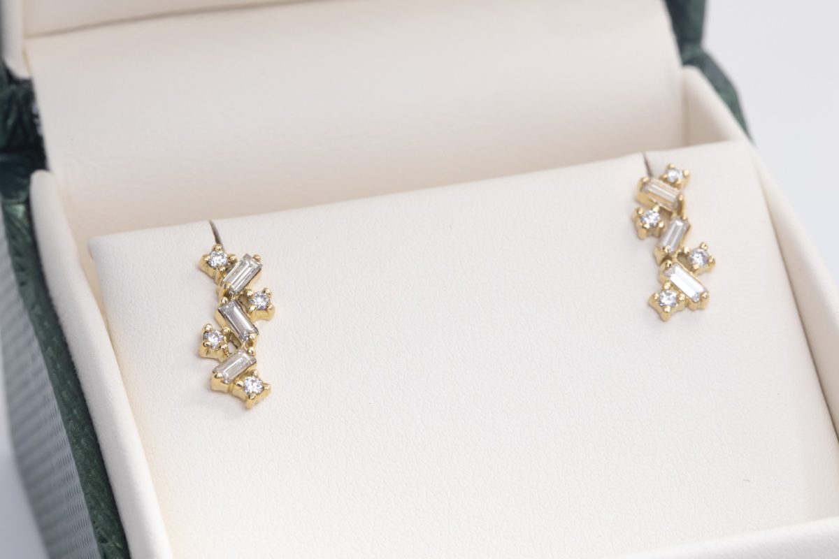 Par de aretes con brillantes