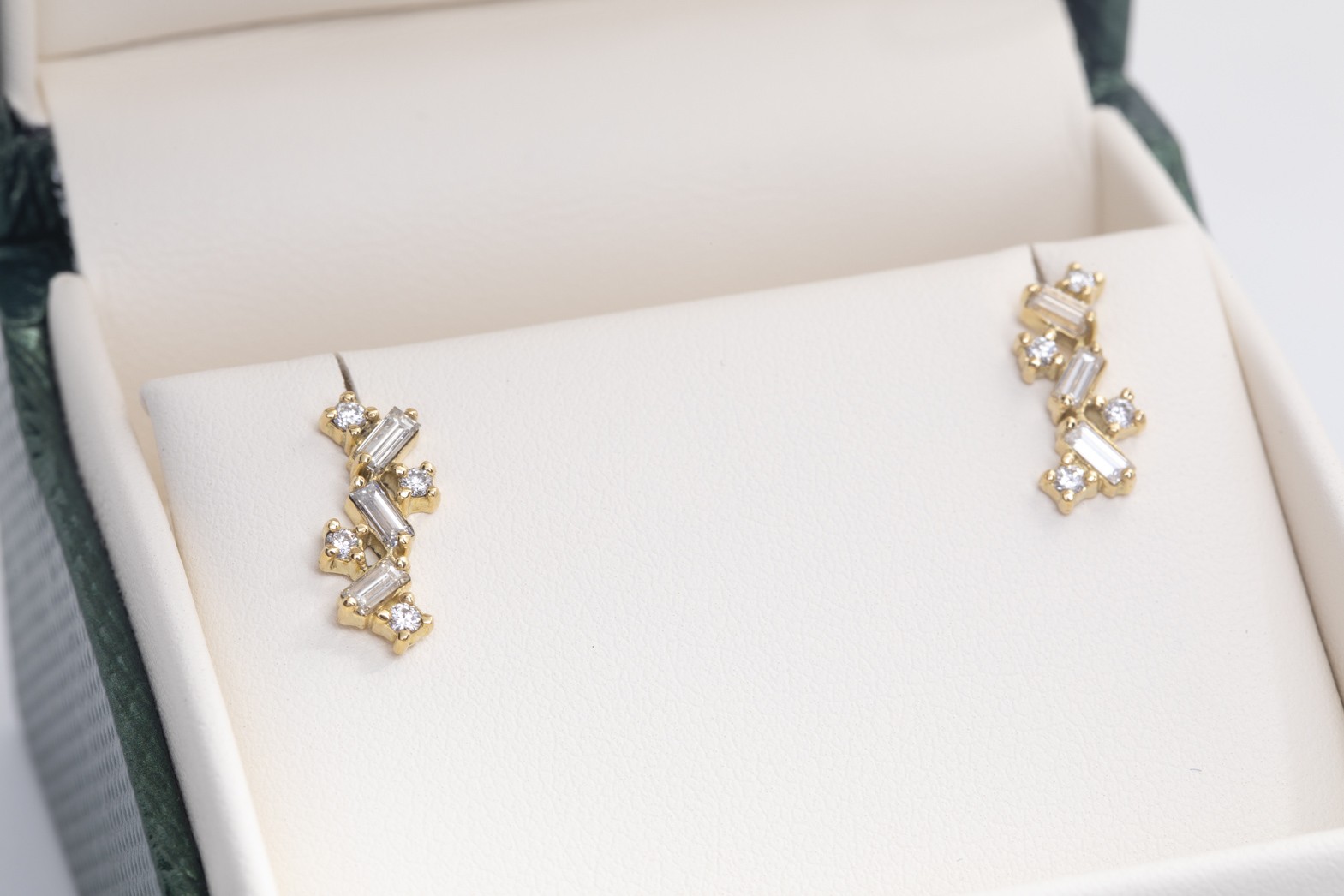 Par de aretes con brillantes
